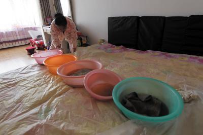 博湖楼上漏水，住户失联，小区没物管，业主维权难！律师来支招……